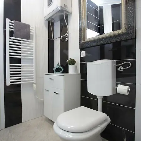 Modern In Примоштен